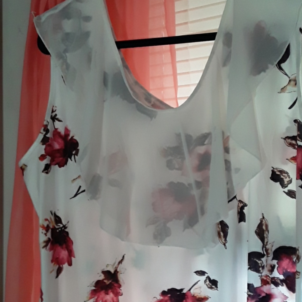 2x tunic. Flowers , white, sheer around neck